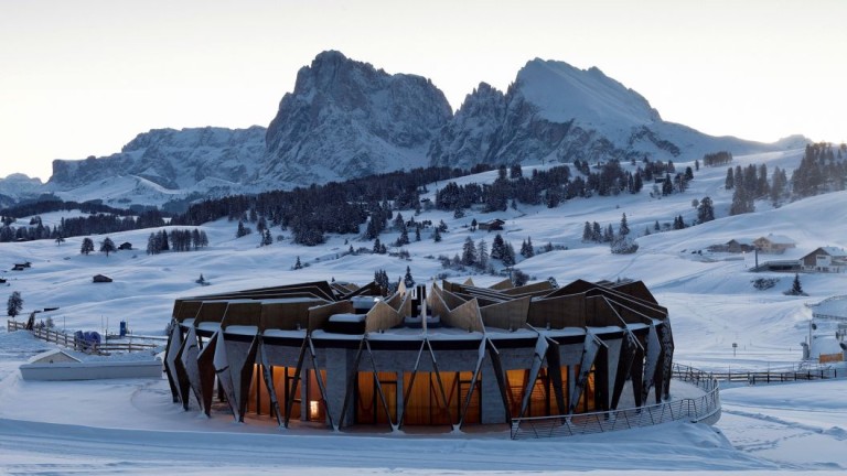 como-business-hotel-alpina-Chalet-exterior-winter-1920x1080-1